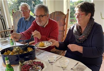 Die diesjährigen Gezeiten-Wochen sind abgeschlossen. Bei der Nachbesprechung gab es Birnen, Bohnen und Speck.