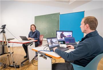 Die digitalen Angebote wie die von Professor Oliver Radfelder (links) und Christof Seyfferth vom Studiengang Informatik werden auch das kommende Semester prägen. 