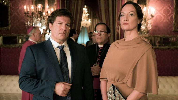 Die Diplomatin Karla Lorenz (Natalia Wörner) und der Bauunternehmer Robert Felting (Francis Fulton-Smith) in „Die Diplomatin - Vermisst in Rom“.
