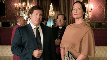 Die Diplomatin Karla Lorenz (Natalia Wörner) und der Bauunternehmer Robert Felting (Francis Fulton-Smith) in „Die Diplomatin - Vermisst in Rom“.