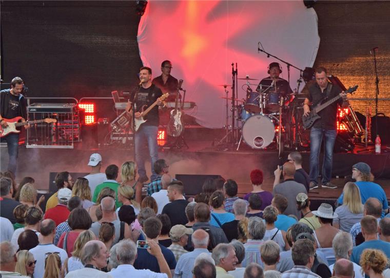 Hits von Dire Straits beim Musiksommer in Bremerhaven Die Dire Strats spielen in Bremerhaven die Hits der Band Dire Straits.