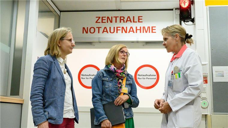 Oft reicht eine Hand - Hilfe für Demente in der Notaufnahme Die Direktorin der Klinik für Geriatrie, Christine von Arnim (l-r), Notfalllotsin Kerstin Schneider und die ärztliche Leiterin der Zentralen Notaufnahme, Sabine Blaschke-Steinbrecher, besprechen sich in der Notaufnahme der Universitätsmedizin Göttingen.