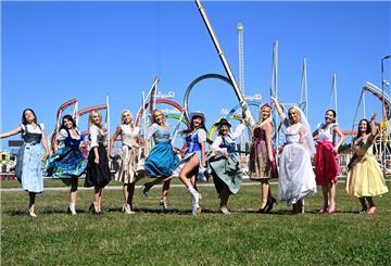 Die Dirndl-Trends 2024: farbenfroh und samtig (Foto Produktion).