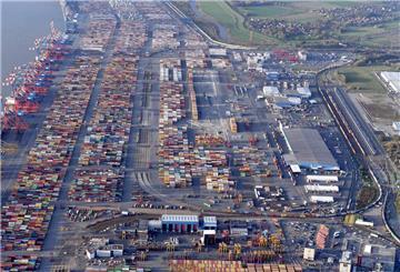Die Diskussion läuft: Auf welchem Weg kommen Container und Co. am besten in den Hafen - und auch wieder heraus?