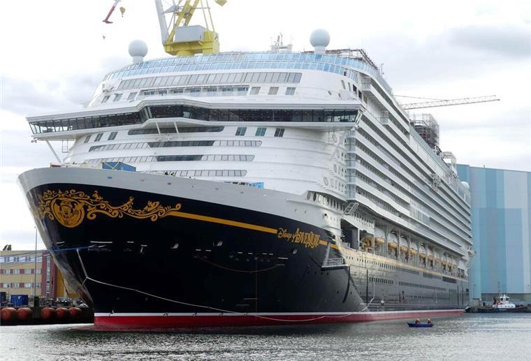 Ein Kreuzfahrtschiff liegt in einem Dock in Wismar. 