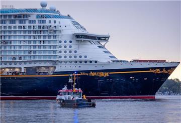 Das in der Wismarer Werft gebaute Kreuzfahrtschiff «Disney Adventure» wird von mehreren Schleppern aus dem Hafen Richtung Wismarbucht und Ostsee gezogen.