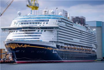  Das neue Kreuzfahrtschiff „Disney Adventure“ liegt am Ausrüstungskai der Wismarer Werft. 