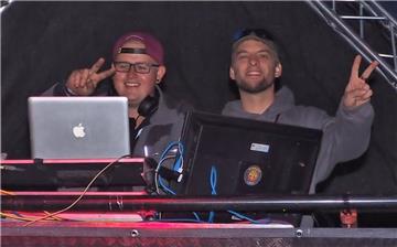 Die DJs hatten das richtige Händchen bei der Musikauswahl.  &quot;Die Heide bren...