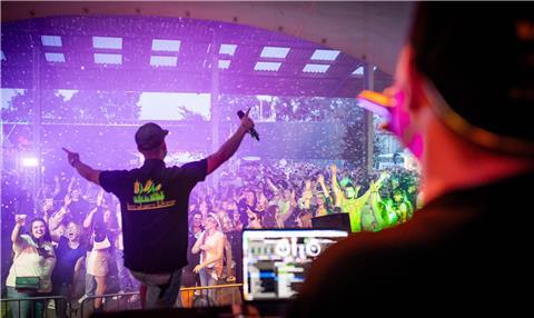 Die DJs von Requless & Starlight Entertainment haben der Menge ordentlich eingeheizt.
