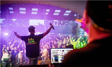 Die DJs von Requless & Starlight Entertainment haben der Menge ordentlich eingeheizt.