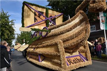 Die Dorfjugend Kalbe baute mit der Nachbildung eines Wikingerschiffes den schönsten Bördewagen.