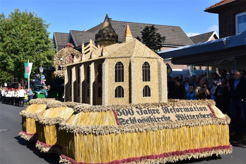 Die Dorfjugend Klein Sittensen wurde mit der Nachbildung der Schlosskirche zu Wi...