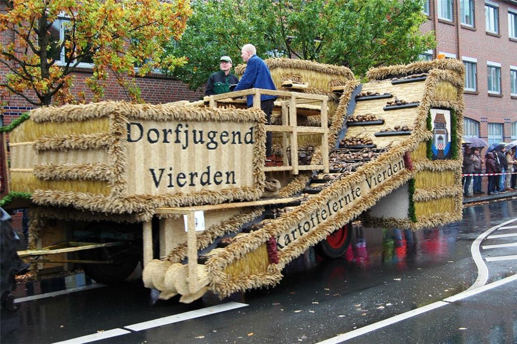 Die Dorfjugend Vierden baute einen Kartoffelroder.