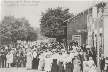 Die Dorfmitte um 1905 bei der Gaststätte Bruns. Der Blick geht nach Süden.