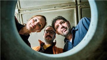 Die Dorfpolizistin Sophie Landner (Julia Koch, l-r), Ellmer (Julian Sark) und Scheffknecht (Klaus Windisch) von der Mordkommission untersuchen eine Leiche.