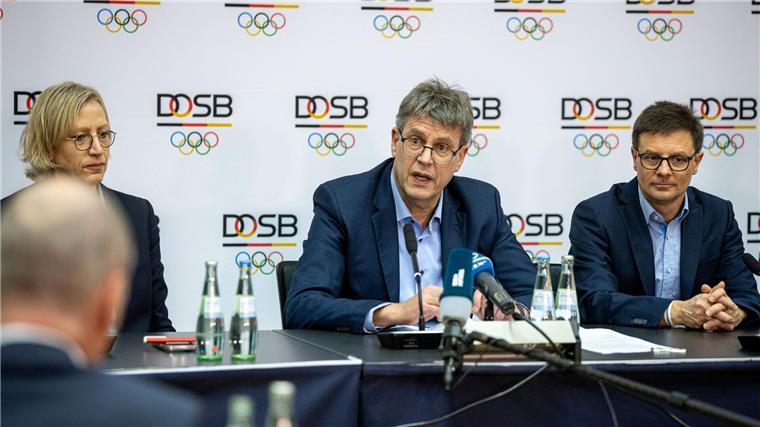 Die DOSB-Mitgliederversammlung verlief für Präsident Thomas Weikert (Mitte) nach viel Ärger im Vorfeld deutlich harmonischer ab, als man annehmen durfte.