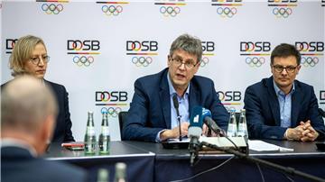 Die DOSB-Mitgliederversammlung verlief für Präsident Thomas Weikert (Mitte) nach viel Ärger im Vorfeld deutlich harmonischer ab, als man annehmen durfte.
