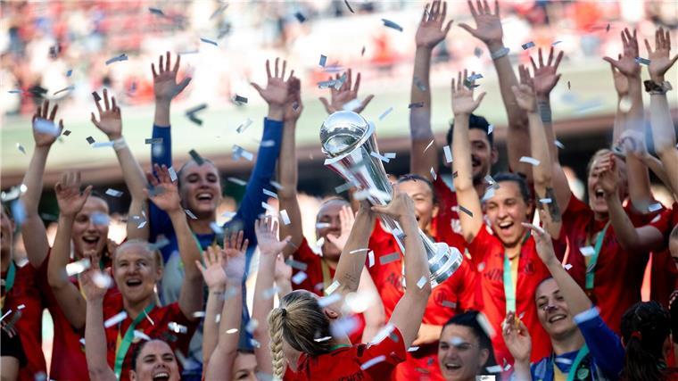 Tränen und Party-Befehl: Bayern-Frauen holen erstes Double Die Double-Party wird länger dauern.