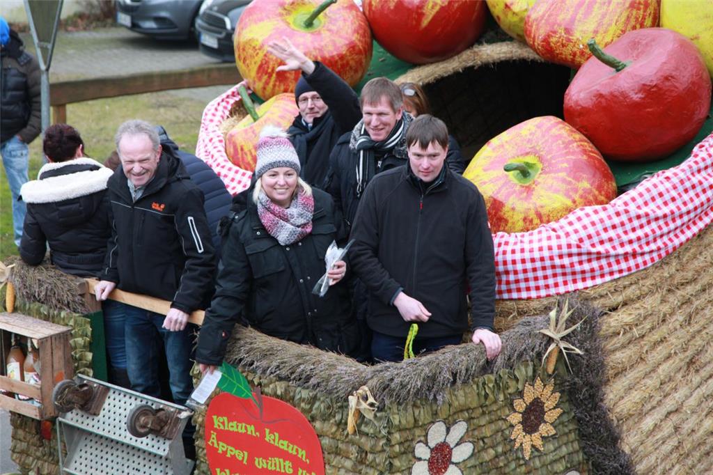 Die Drachenäpfel haben einen echten Hingucker auf die Straße gebracht. Karneval ...