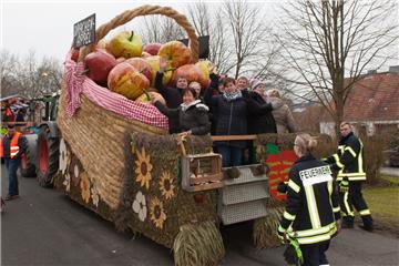 Die Drachenäpfel on Tour. Karneval in Wehdel 2018. Foto: Kai-Martin Ulrich