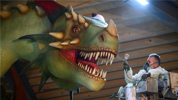 Die Drachenfigur hat drei Köpfe.