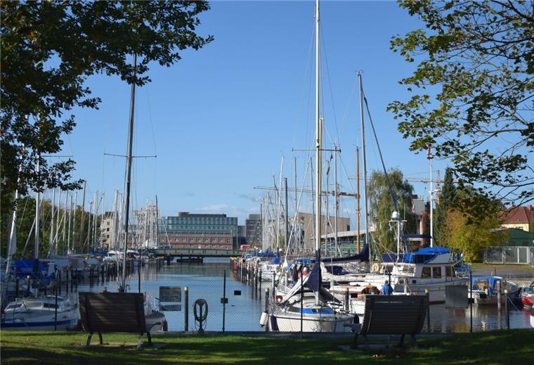Die Drehbrücke über den Hauptkanal (Hintergrund) im Bremerhavener Stadtteil Geestemünde ist defekt. Kein Segelboot kann zurzeit in den Yachthafen ein- oder auslaufen.