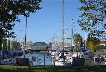 Die Drehbrücke über den Hauptkanal (Hintergrund) im Bremerhavener Stadtteil Geestemünde ist defekt. Kein Segelboot kann zurzeit in den Yachthafen ein- oder auslaufen.