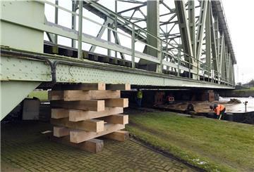 Die Drehbrücke zur Nordschleuse in Bremerhaven wird derzeit gestützt.