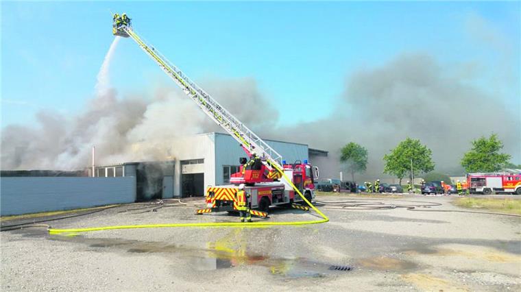 Kreis Cuxhaven: Feuerwehr fordert zusätzliche Drehleitern Die Drehleiter der Feuerwehr Langen, hier im Einsatz in Bad Bederkesa, muss derzeit fast alleine den gesamten Landkreis abdecken.