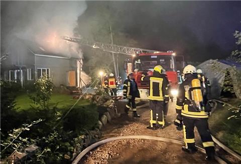 Die Drehleiter der Schwerpunktfeuerwehr Zeven wurde auch bei den langwierigen Nachlöscharbeiten in der Hatzter Waldsiedlung eingesetzt.