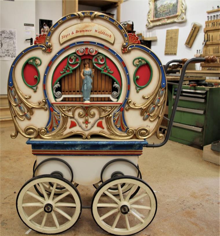 Die Drehorgeln sind nicht nur ein Hörschmaus, sondern bestechen auch durch ihre Fassaden. Ob Jugendstil, Barock oder Romantik – sie übertreffen sich im Aussehen.