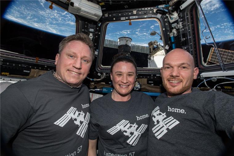 Die drei Besatzungsmitglieder der ISS, von links der Russe Sergej Prokopjew, seine US-Kollegin Serena Auñón-Chancellor und der deutsche Astronaut Alexander Gerst. Nach fast 200 Tagen im All ist Gerst am Donnerstag wieder sicher auf der Erde gelandet.