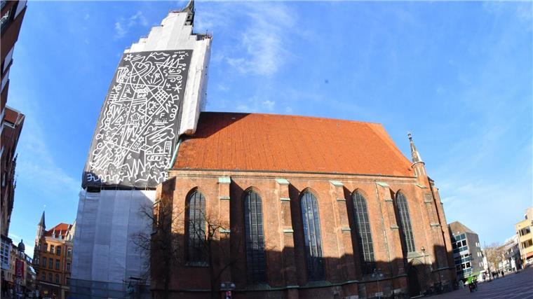 Die drei Bilder des Triptychons sind von mehreren Standpunkten in der Stadt zu sehen.