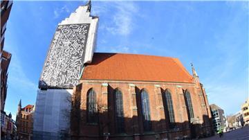 Die drei Bilder des Triptychons sind von mehreren Standpunkten in der Stadt zu sehen.