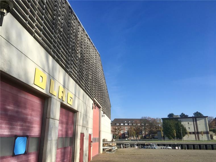 City-Port in Bremerhaven ist immer noch Zitterpartie Die drei Bootshallen im City-Port an der Geeste sollen weiterhin von DLRG und Wassersportvereinen genutzt werden. Doch die Vereine warten noch immer auf einen erfüllbaren neuen Vertrag.