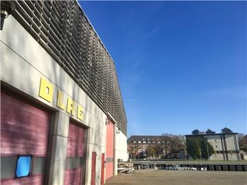 Die drei Bootshallen im City-Port an der Geeste sollen weiterhin von DLRG und Wassersportvereinen genutzt werden. Doch die Vereine warten noch immer auf einen erfüllbaren neuen Vertrag. 