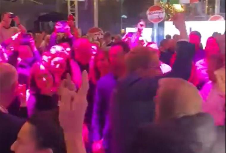 Mit Video: Diese drei Landeschefs feiern zu Malle-Hit wie auf dem Ballermann Die drei CDU-Politiker Daniel Günther, Hendrik Wüst und Kai Wegner feiern auf dem Bürgerfest zum "Tag der der deutschen Einheit" 2023 in Hamburg.