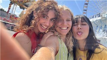 Die drei Freundinnen Vicky (Julia Novohradsky, links), Inken (Kya-Celina Barucki, Mitte) und Lena (Nhung Hong) haben im Film „Mädchen Mädchen“ ganz viel Spaß.