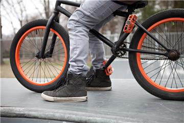 Die drei Jungen waren auf ihren BMX-Fahrrädern unterwegs. Dann wurde eine 88-Jährige angefahren.