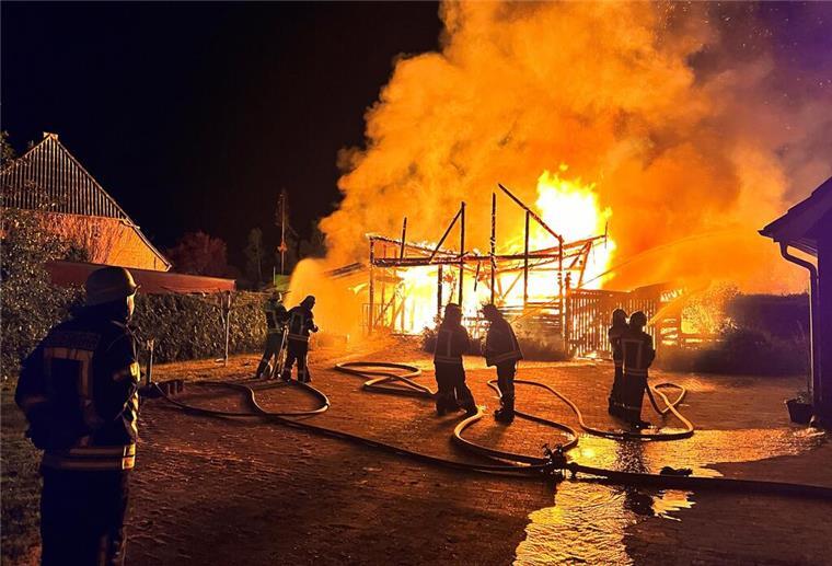 Scheune in der Ortsmitte von Driftsethe brennt Brand in Driftsethe