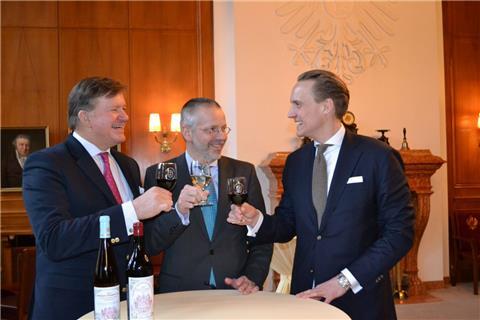 Die drei Schaffer (von links) Thilo Schmitz, Hermann Schünemann und Matthias Zimmermann organisieren die diesjährige Schaffermahlzeit und testen schonmal den Wein.