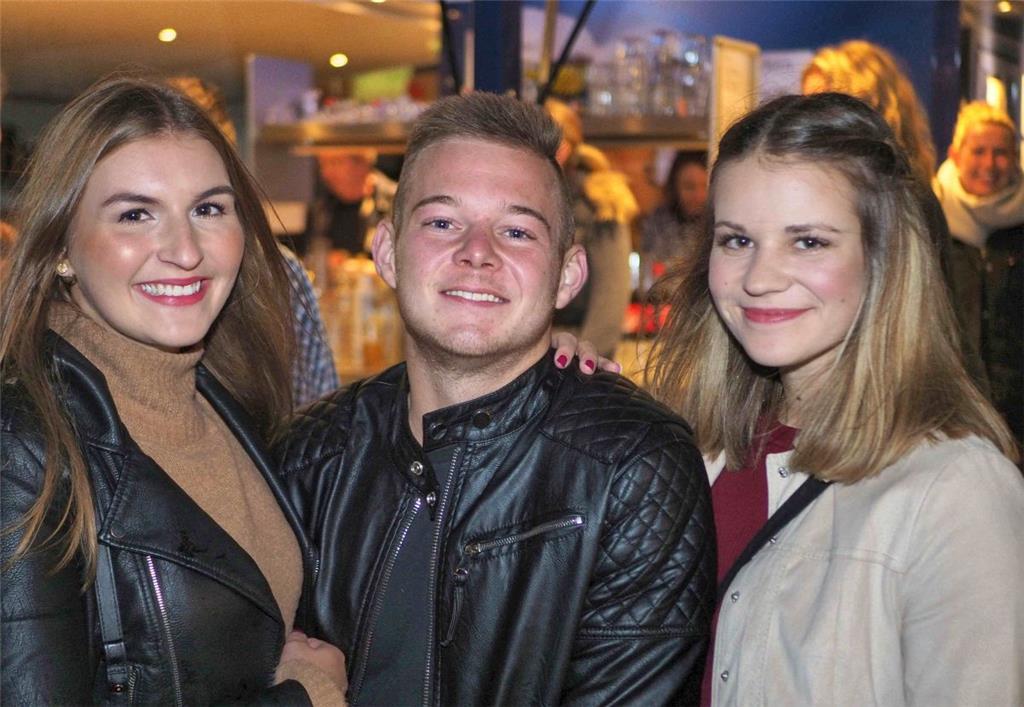 Die Drei strahlen um die Wette und freuen sich auf einen schönen Abend. Foto: Stehn