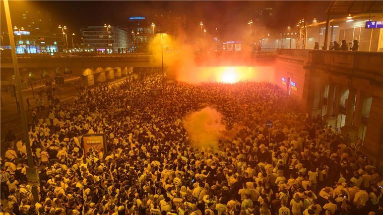 Die Dresdner Anhänger zogen vor dem Pokalspiel vom Hauptbahnhof zum Stadion in einem Fanmarsch. 