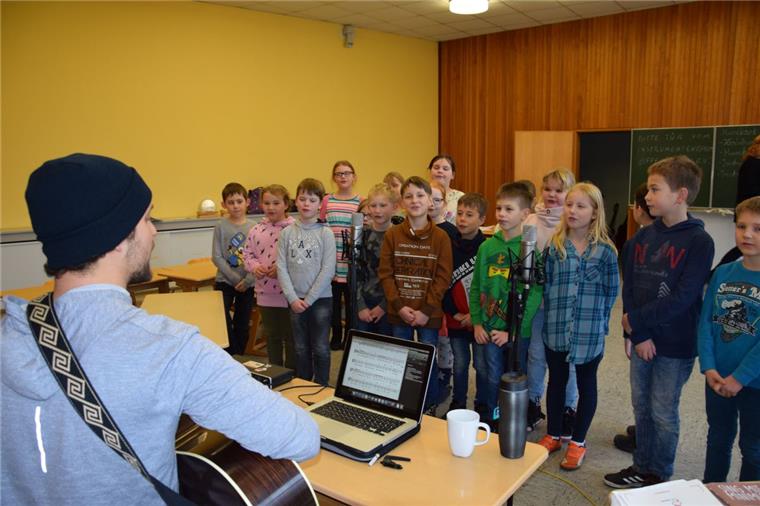 Die Drittklässler der Grudnschule Abbehausen sangen "Fröhliche Weihnacht" für die CD.