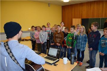 Die Drittklässler der Grudnschule Abbehausen sangen "Fröhliche Weihnacht" für die CD.