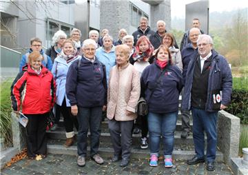 Die DRK-Gruppe aus Zeven vor dem Blutspendeinstitut in Springe. Die Rotkreuzler waren tief beeindruckt von dem, was sie dort zu sehen bekamen.