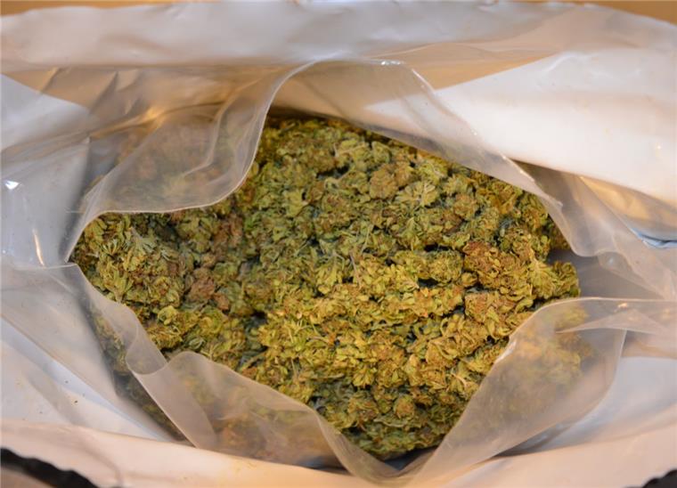 Die Drogenfahnder haben mehrere Kilo Rauschgift bei den Verdächtigen gefunden und beschlagnahmt.