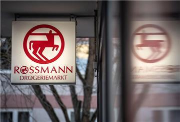 Vor dem Geschäft hängt ein Schild mit dem Logo von Rossmann. Die Drogerieketten Rossmann und auch dm passen ihr Sortiment an und verbannen ein Produkt aus ihren Regalen. 