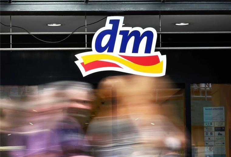 An der Front eines Geschäfts hängt das Logo der Drogeriekette dm. Die Drogerien dm und Rossmann stehen in der Kritik: Vier Produkte werden von einem Experten bemängelt.