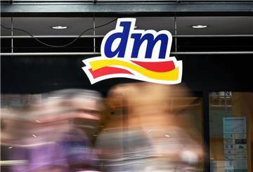 An der Front eines Geschäfts hängt das Logo der Drogeriekette dm. Die Drogerien dm und Rossmann stehen in der Kritik: Vier Produkte werden von einem Experten bemängelt.